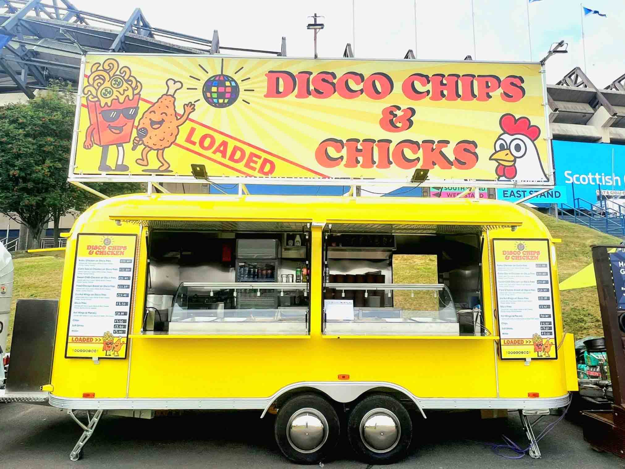 Qingfeng Food Trailer Debut stors! Il cliente cattura la gioia della consegna mobile di alto livello