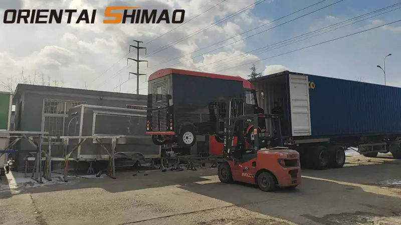 Il processo di caricamento professionale dei container garantisce la consegna globale sicura del camion alimentare Citroen